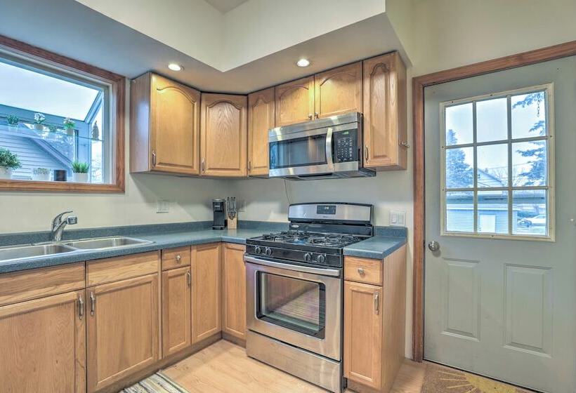 Cozy Westmont Home: Walk To Metra Station!