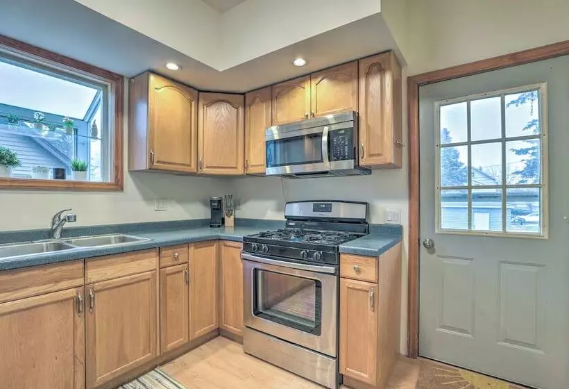 Cozy Westmont Home: Walk To Metra Station!