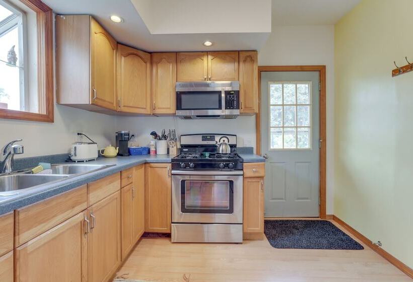 Cozy Westmont Home: Walk To Metra Station!