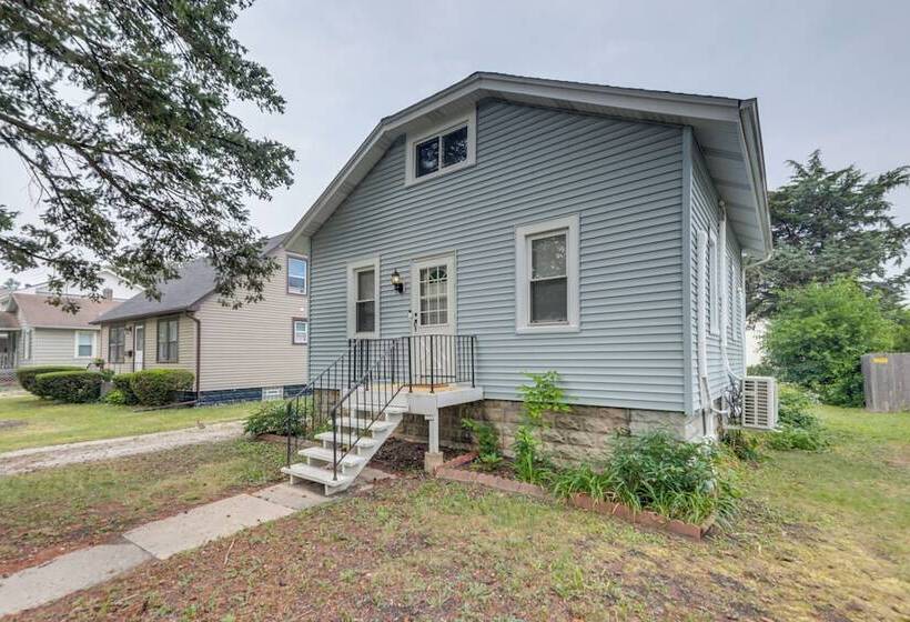 Cozy Westmont Home: Walk To Metra Station!