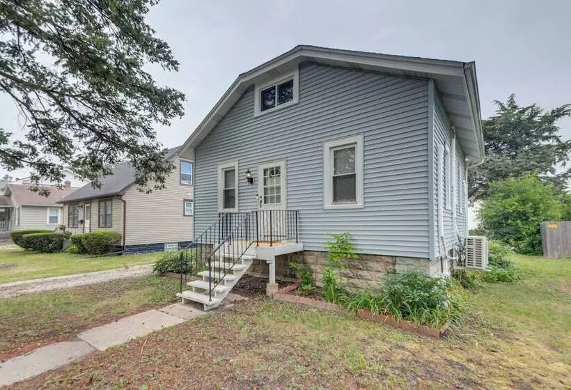 Cozy Westmont Home: Walk To Metra Station!