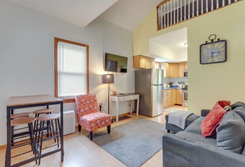 Cozy Westmont Home: Walk To Metra Station!