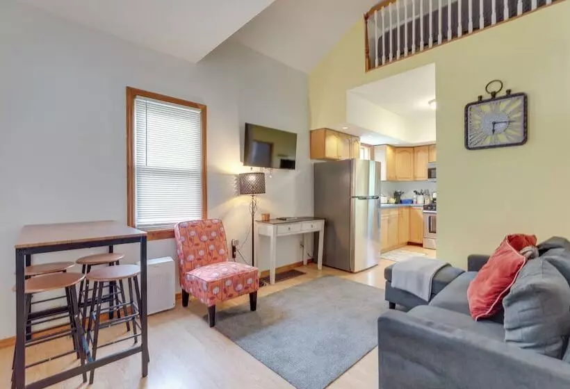 Cozy Westmont Home: Walk To Metra Station!