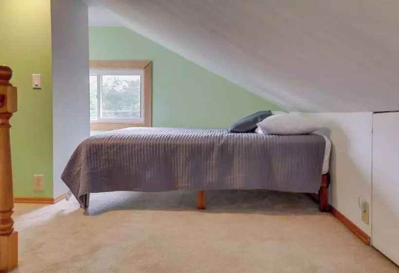 Cozy Westmont Home: Walk To Metra Station!