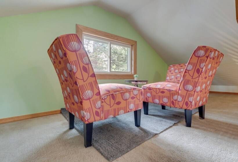Cozy Westmont Home: Walk To Metra Station!
