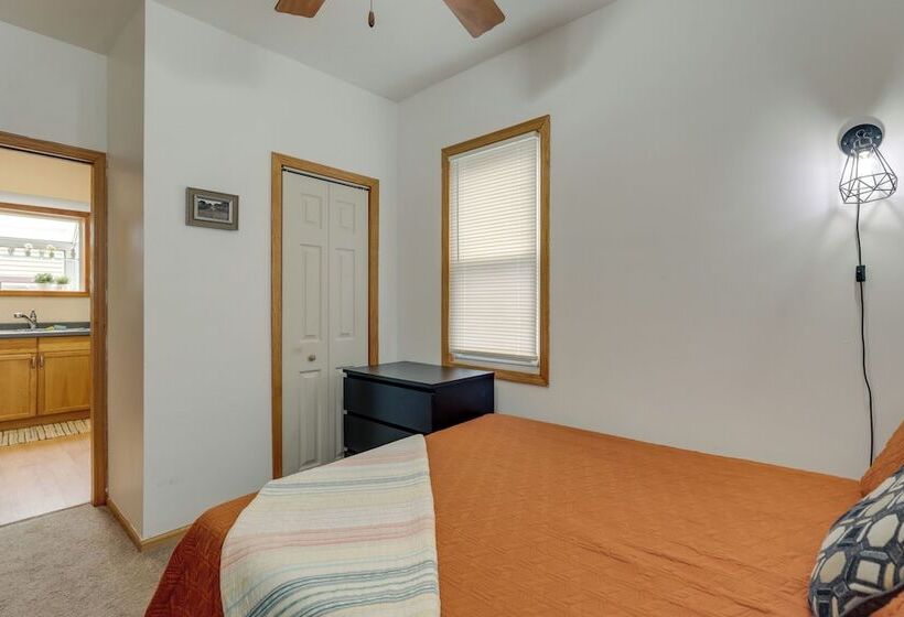 Cozy Westmont Home: Walk To Metra Station!