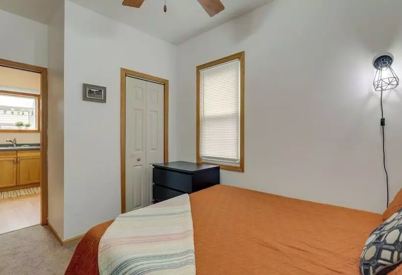 Cozy Westmont Home: Walk To Metra Station!