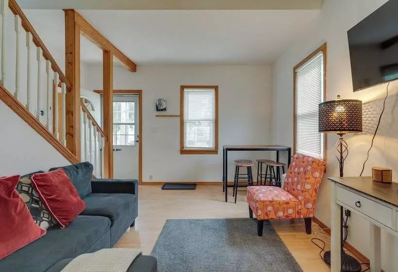 Cozy Westmont Home: Walk To Metra Station!