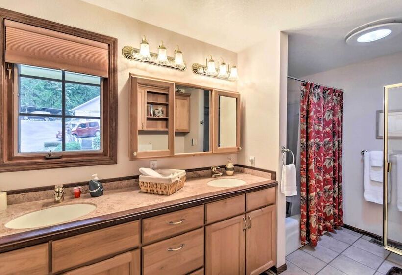 Hoodsport Home On 7 Wooded Acres W/ Hot Tub!