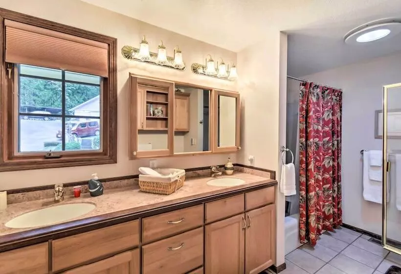 Hoodsport Home On 7 Wooded Acres W/ Hot Tub!
