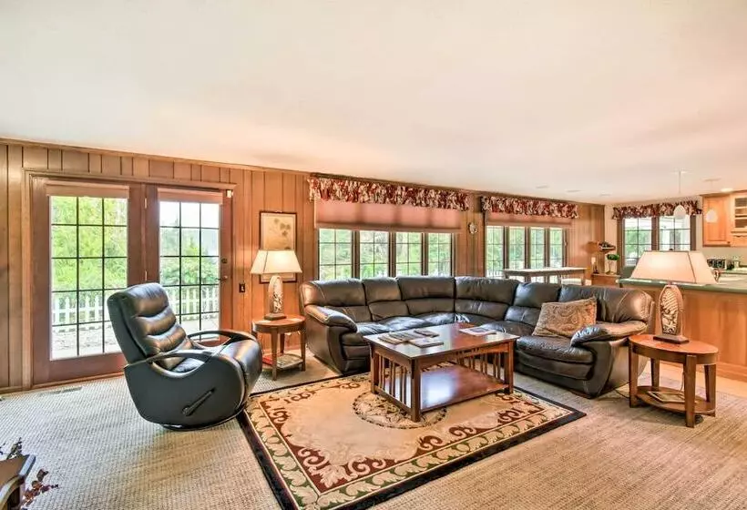 Hoodsport Home On 7 Wooded Acres W/ Hot Tub!