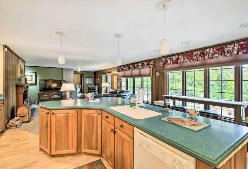 Hoodsport Home On 7 Wooded Acres W/ Hot Tub!