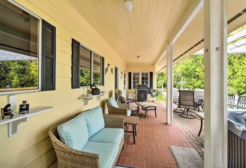 Hoodsport Home On 7 Wooded Acres W/ Hot Tub!