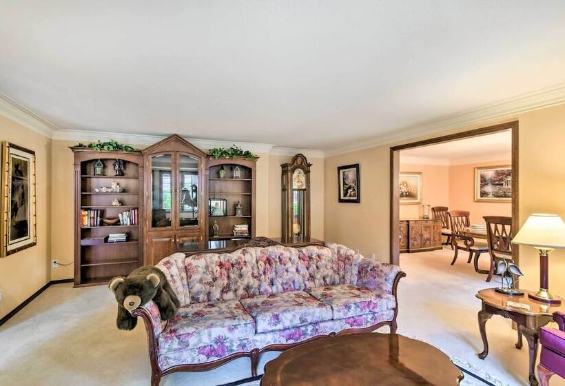 Hoodsport Home On 7 Wooded Acres W/ Hot Tub!