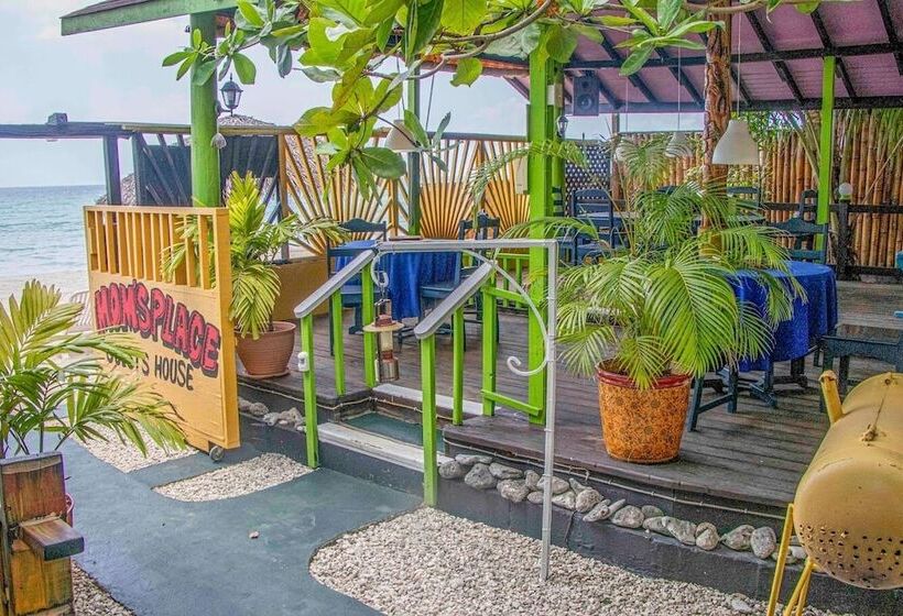 هتل Momsplace Guesthouse