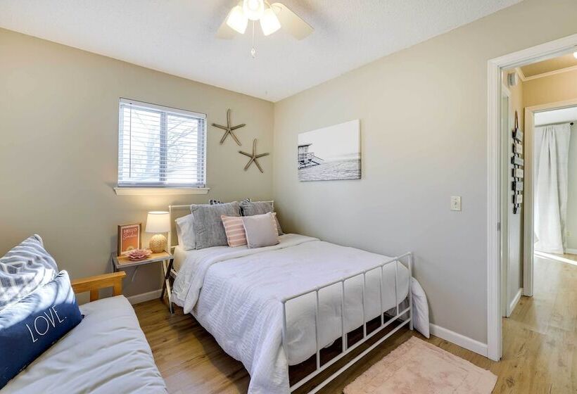 Lakefront Oklahoma Abode Deck, Fire Pit & Grill