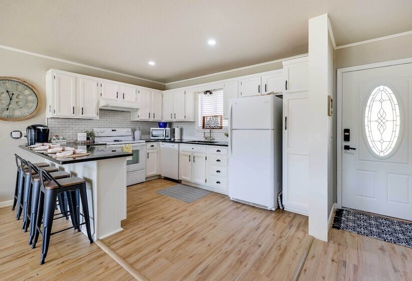 Lakefront Oklahoma Abode Deck, Fire Pit & Grill