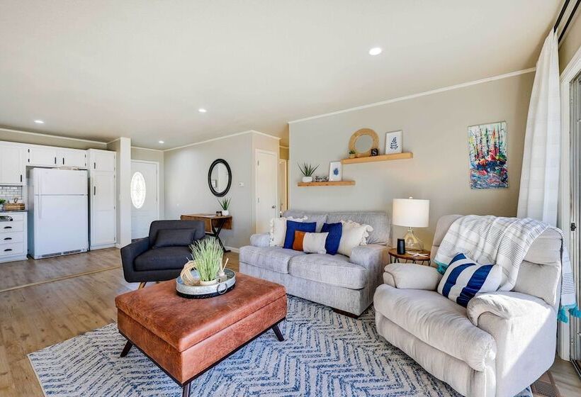 Lakefront Oklahoma Abode Deck, Fire Pit & Grill