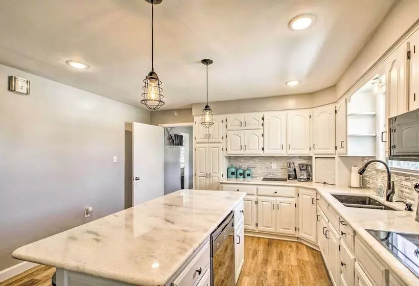 Lakeview Home   1 Mile From Bull Shoals Lake!