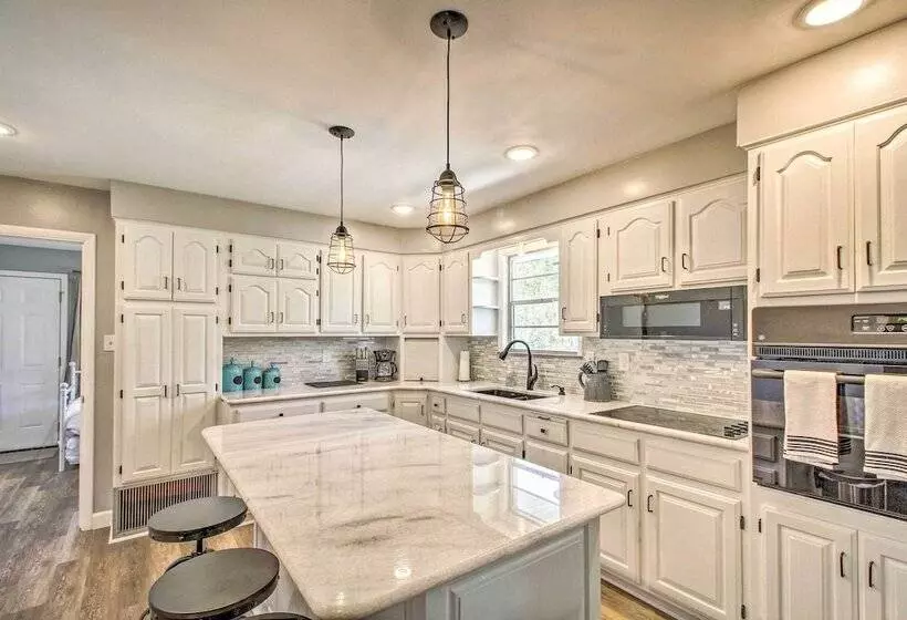 Lakeview Home   1 Mile From Bull Shoals Lake!