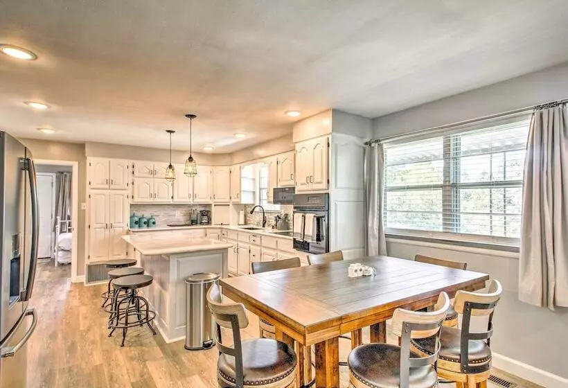 Lakeview Home   1 Mile From Bull Shoals Lake!