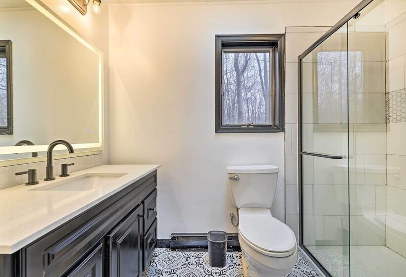 Large Gouldsboro Home W/ Hot Tub & Game Room