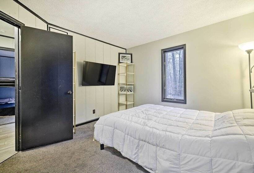 Large Gouldsboro Home W/ Hot Tub & Game Room