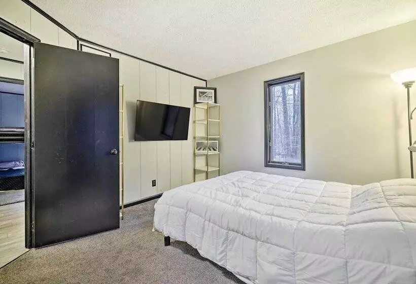 Large Gouldsboro Home W/ Hot Tub & Game Room