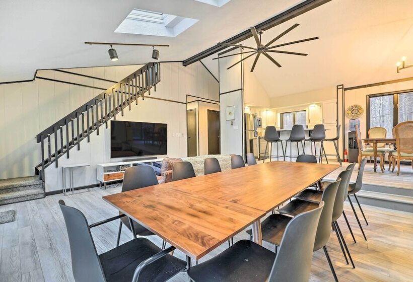 Large Gouldsboro Home W/ Hot Tub & Game Room