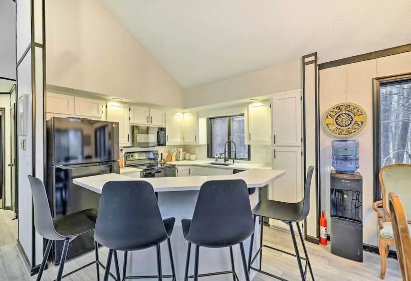 Large Gouldsboro Home W/ Hot Tub & Game Room