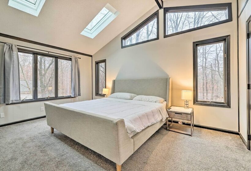 Large Gouldsboro Home W/ Hot Tub & Game Room