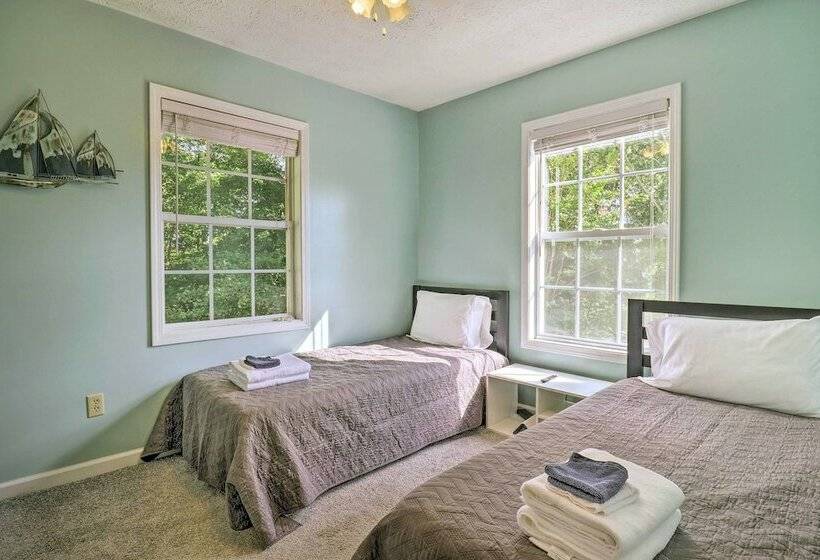 Mills River Hideaway W/ Front Porch & Mtn Views!