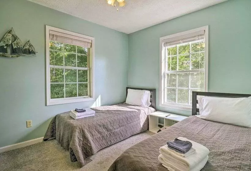 Mills River Hideaway W/ Front Porch & Mtn Views!