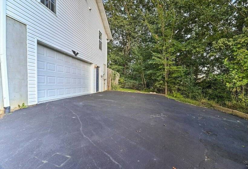 Mills River Hideaway W/ Front Porch & Mtn Views!