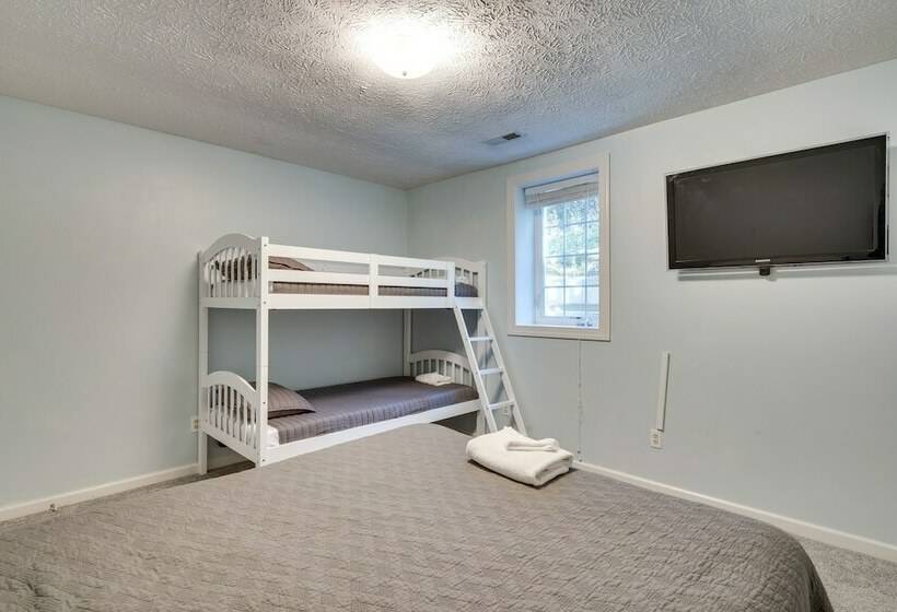 Mills River Hideaway W/ Front Porch & Mtn Views!