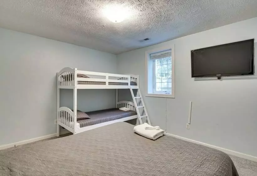 Mills River Hideaway W/ Front Porch & Mtn Views!