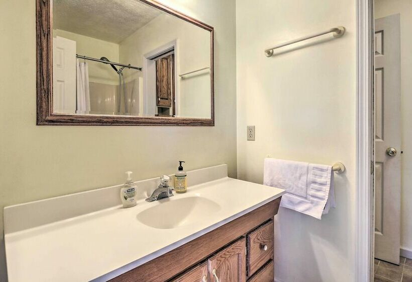 Mills River Hideaway W/ Front Porch & Mtn Views!