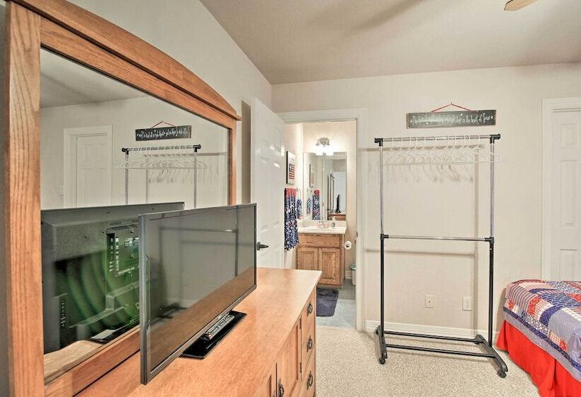 12 Mi To Lake Dunlap: Family Escape W/ Games