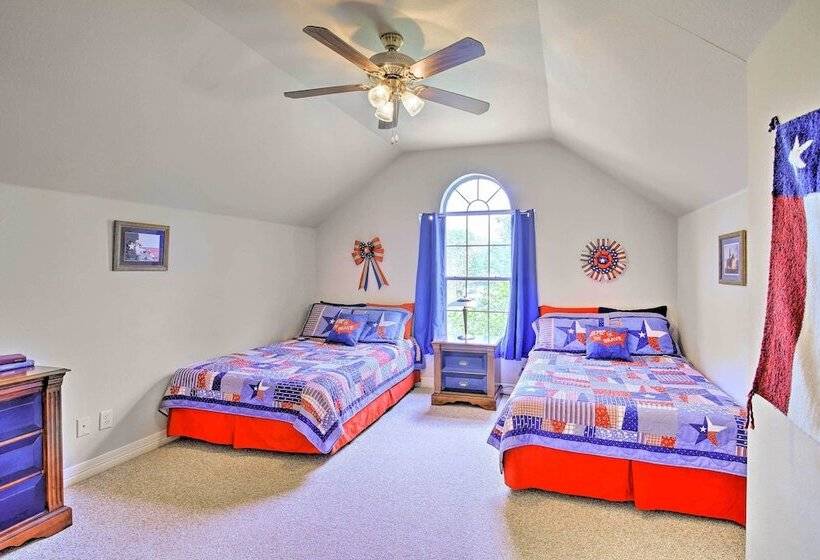 12 Mi To Lake Dunlap: Family Escape W/ Games