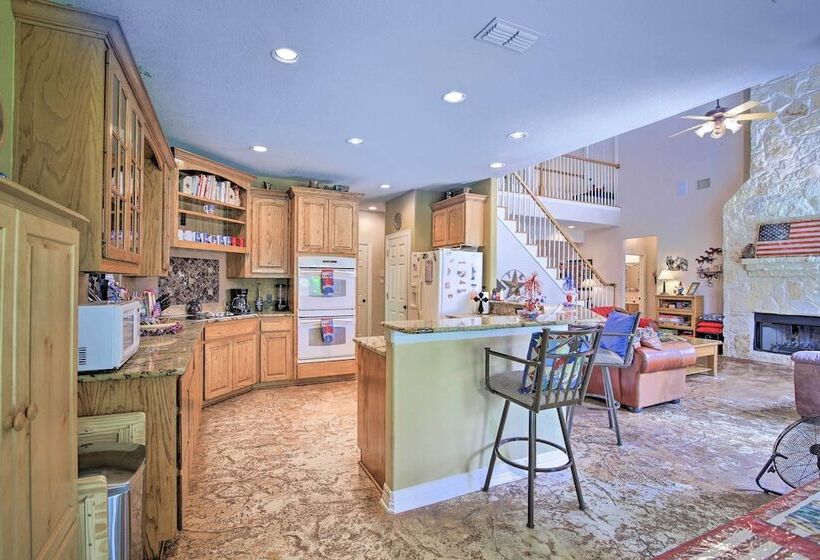 12 Mi To Lake Dunlap: Family Escape W/ Games