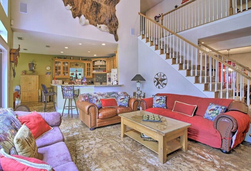 12 Mi To Lake Dunlap: Family Escape W/ Games