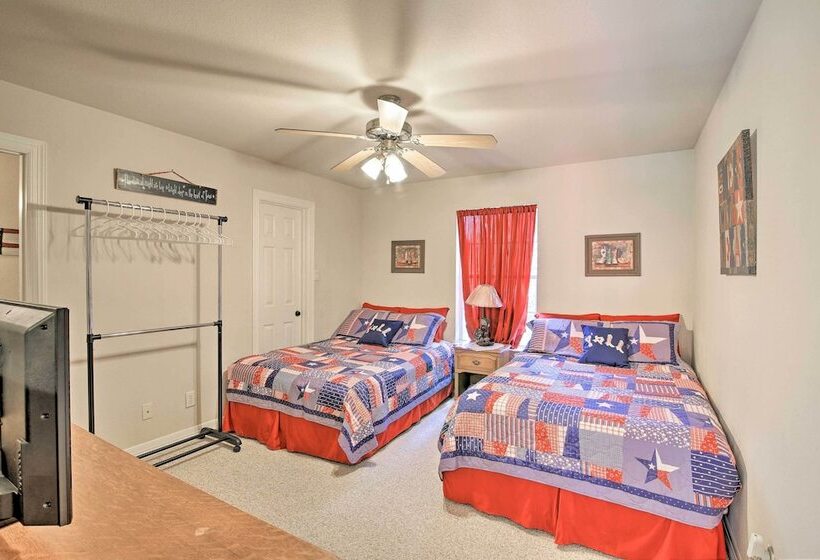 12 Mi To Lake Dunlap: Family Escape W/ Games