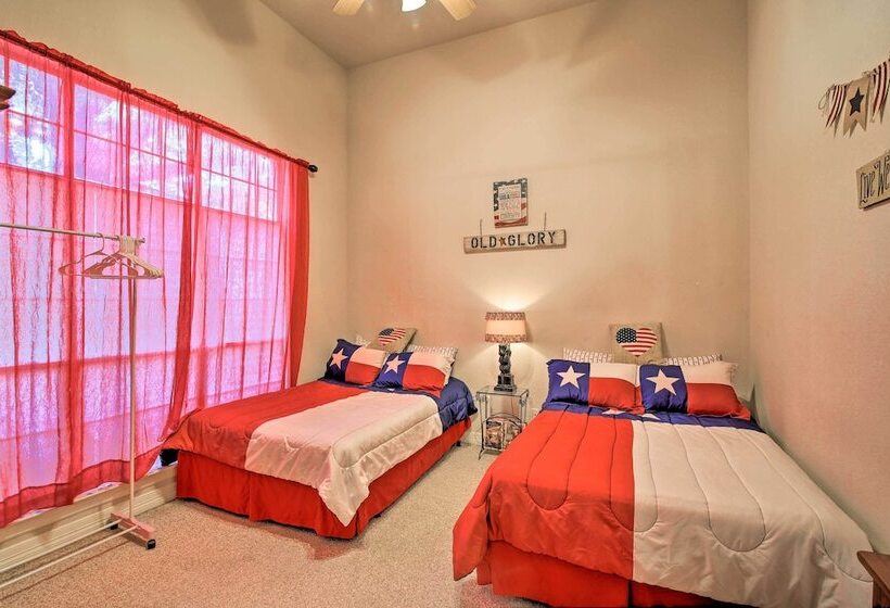 12 Mi To Lake Dunlap: Family Escape W/ Games