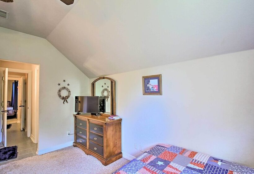 12 Mi To Lake Dunlap: Family Escape W/ Games