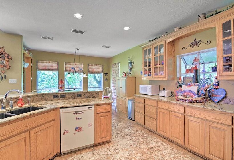 12 Mi To Lake Dunlap: Family Escape W/ Games