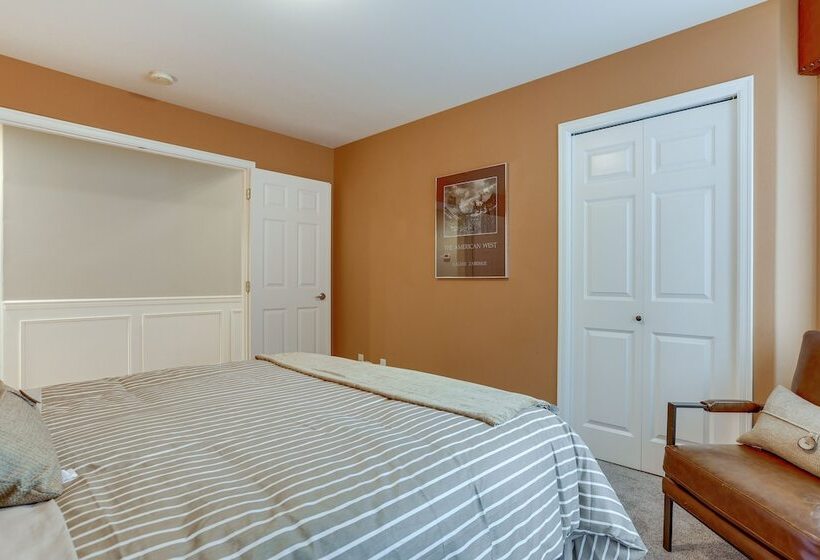 Spacious Snohomish Home: Relaxing Group Getaway!