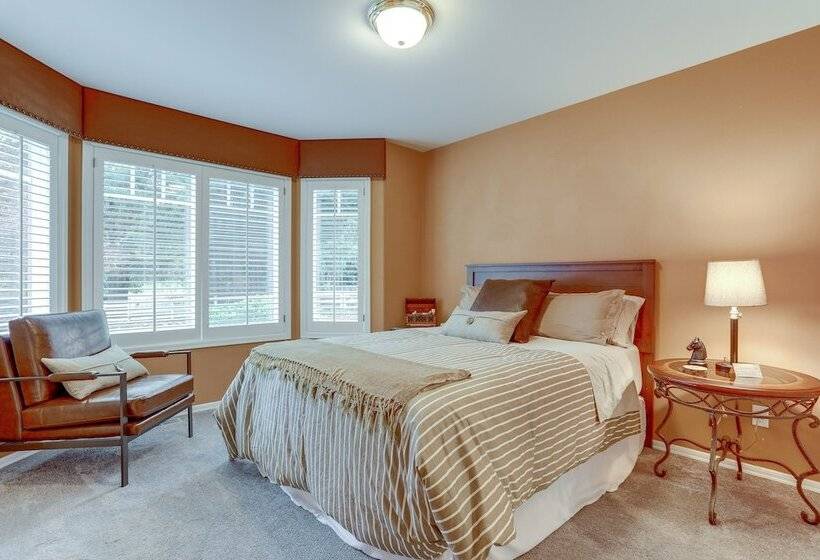 Spacious Snohomish Home: Relaxing Group Getaway!