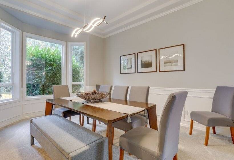 Spacious Snohomish Home: Relaxing Group Getaway!