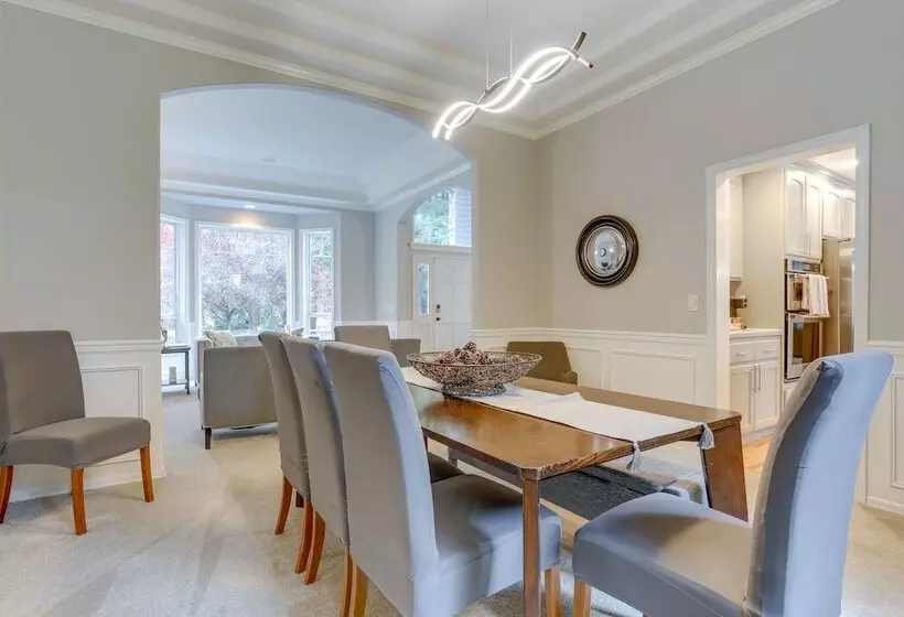 Spacious Snohomish Home: Relaxing Group Getaway!