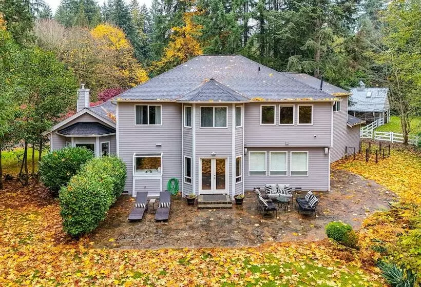 Spacious Snohomish Home: Relaxing Group Getaway!